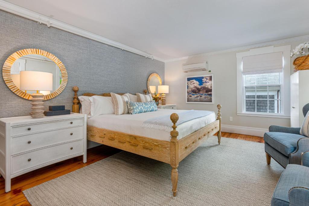 楠塔基特Nantucket Periwinkle的一间卧室配有一张大床和镜子