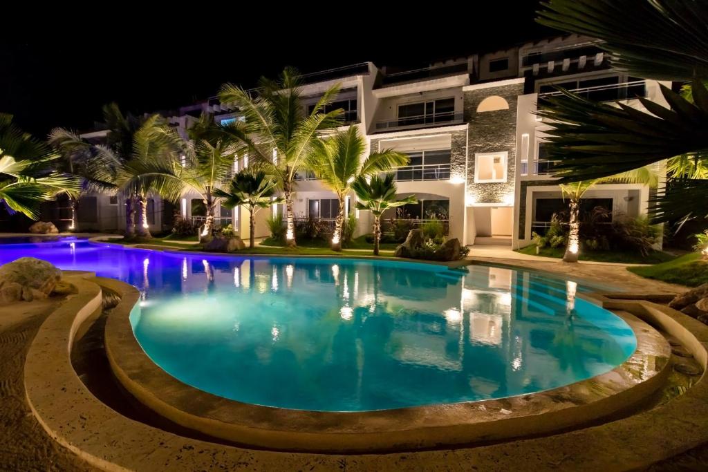 巴亚希贝Caribbean Star - Estrella Dominicus Bayahibe的夜间在房子前面的游泳池