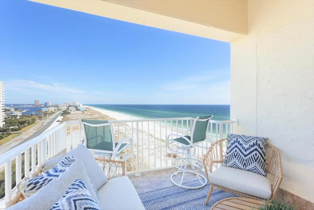 彭萨科拉海滩Ocean Front Penthouse Suite Panoramic Views of Gulf,Pensacola Beach,Pier, & Bay的阳台配有椅子,享有海景。