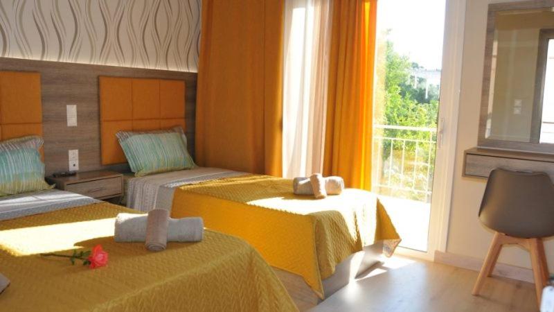普雷韦扎Senia Holidays的酒店客房设有两张床和窗户。