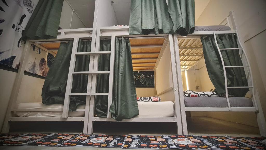 珍南海滩兰卡威盒子青年旅馆的客房内的两张双层床