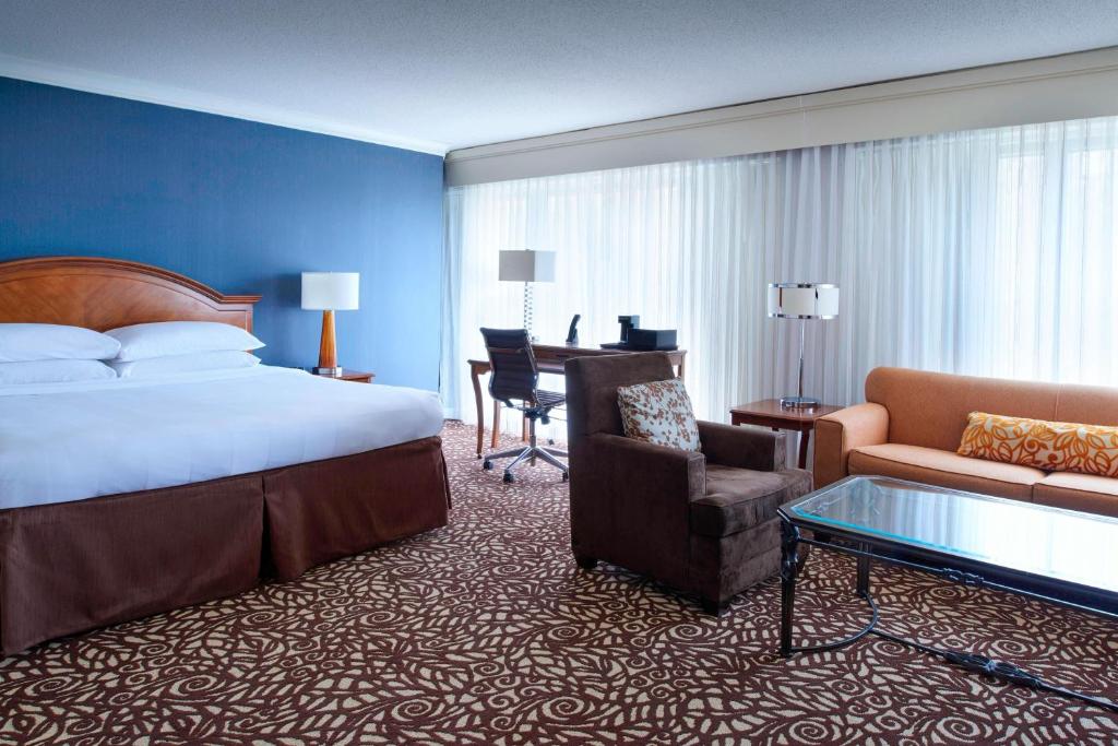 沃科夏西密尔沃基万豪酒店的酒店客房配有一张床、一把椅子和一张书桌