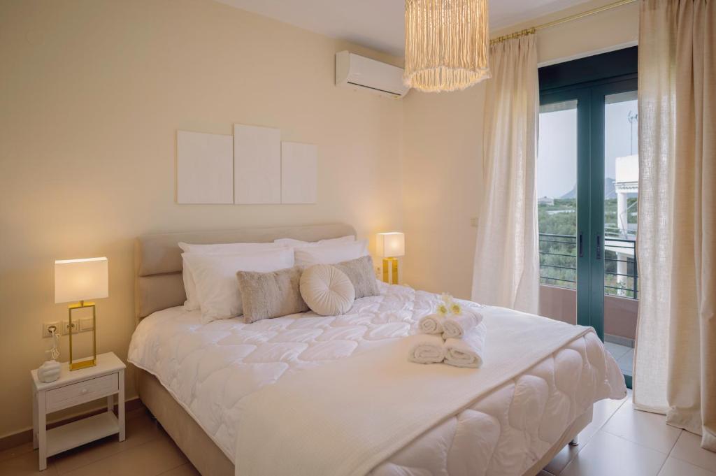 考瑙皮迪亚纳Helen Sweet Home的卧室配有带毛巾的大型白色床