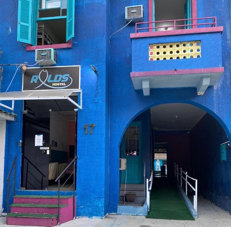 桑托斯Rolds Hostel的蓝色的建筑,设有门和阳台
