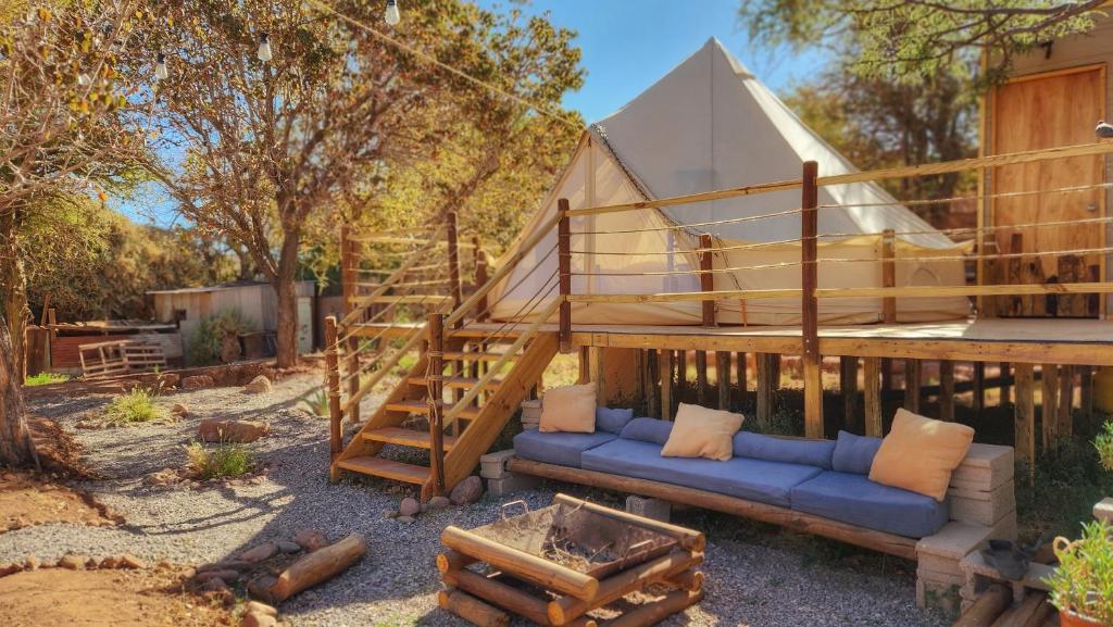 圣佩德罗·德·阿塔卡马Glamping Dunas del sol的起居区配有蓝色的沙发和帐篷。