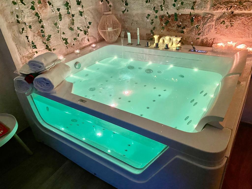 滨海波利尼亚诺Stella Marina Luxury的浴室设有蓝色灯光浴缸。
