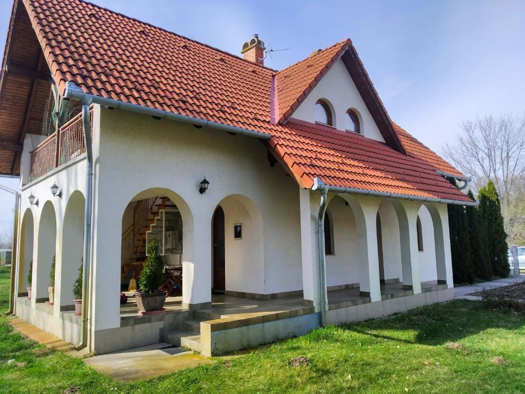 基什孔毛伊绍Bodzás vendégház - Bodza u.4.的一座白色的小教堂,有橙色的屋顶
