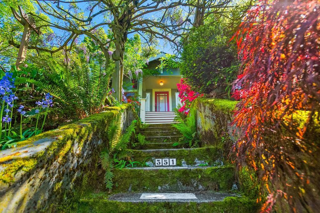 西雅图Enchanted Path to a Gardenscape - 92 Walkscore!的花园中带楼梯的小黄色房子