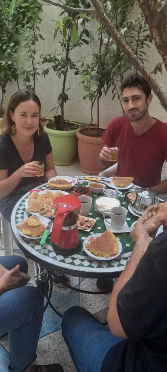 穆莱伊德里斯Gite El Menzeh的一群坐在桌子旁吃食物的人