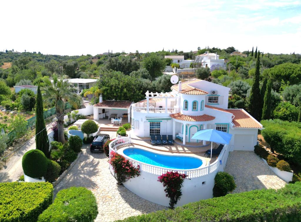 法鲁Luxury Casa da Fonte - Private Heated Pool的享有带游泳池的房屋的空中景致