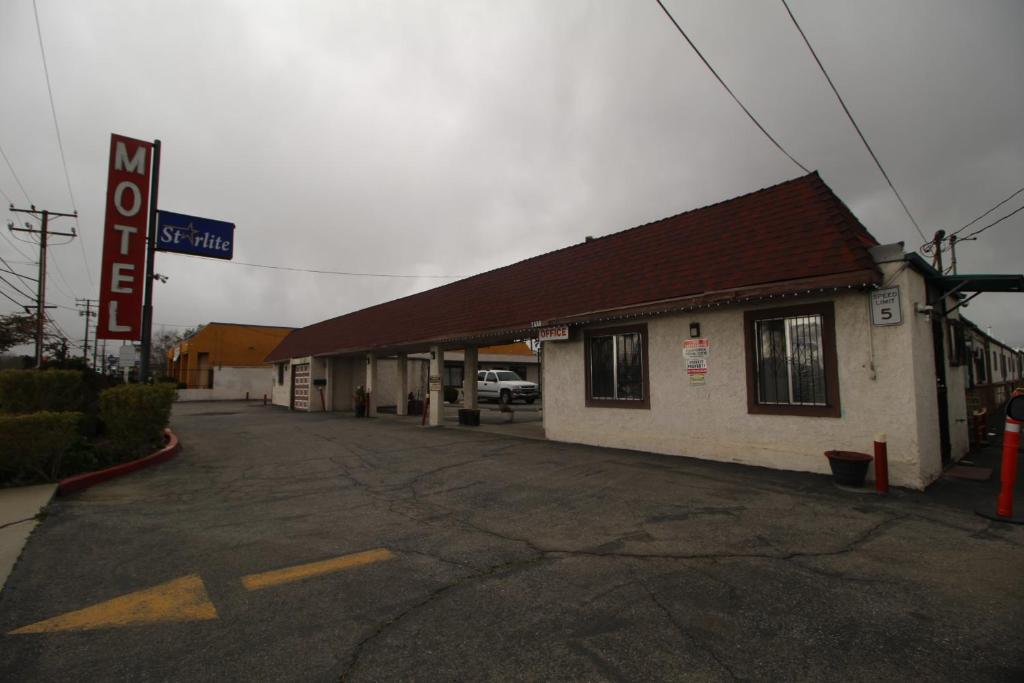 圣贝纳迪诺Starlite Motel的加油站前的空停车位