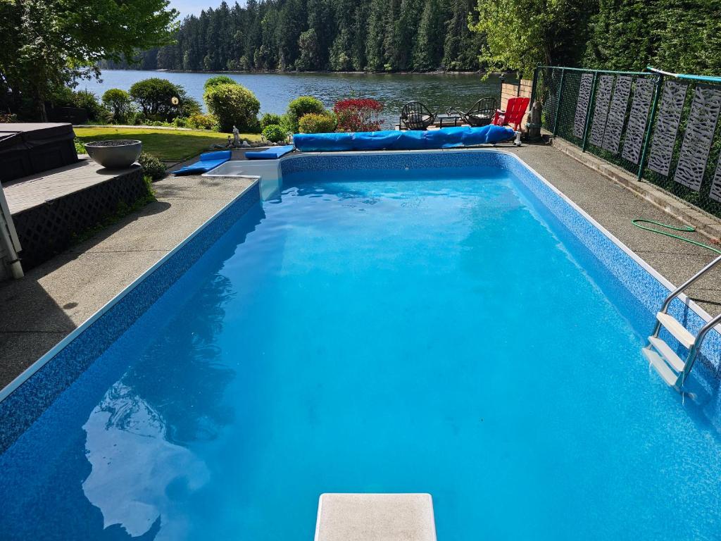 莱迪史密斯luxury ocean dock pool villa的享有湖景的大型蓝色游泳池
