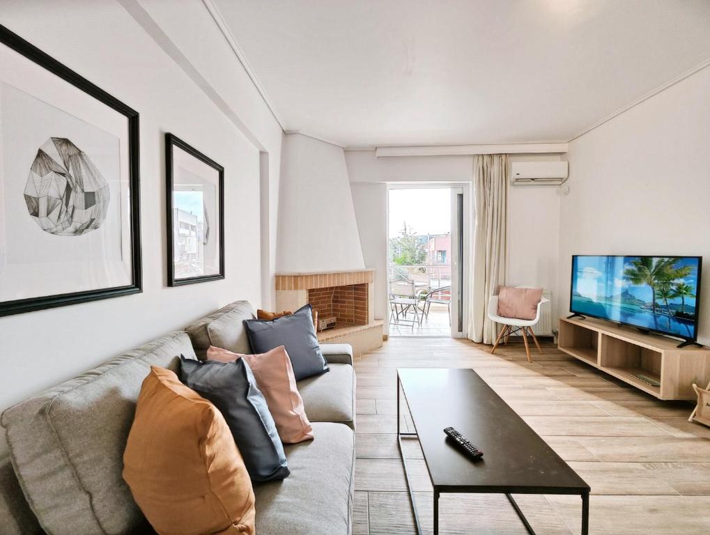雅典Kalipsous Apartments by Verde Apartments的带沙发和电视的客厅