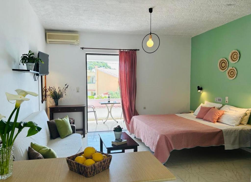 罗达奇诺Rodakino Βay的一间卧室设有一张床和一间客厅。