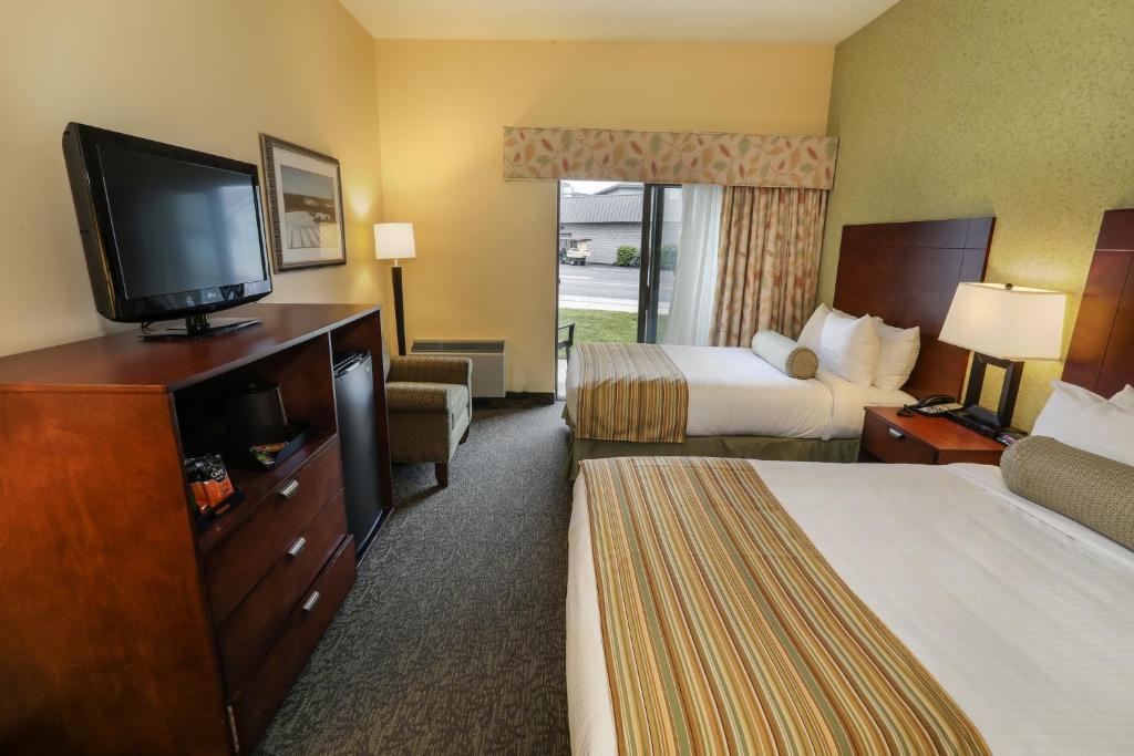 FairfieldLiberty Mountain Resort的酒店客房设有两张床和一台平面电视。