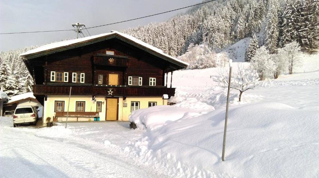 豪斯地区圣雅各布Ferienhof Holzmeister的雪中的房子,积雪很多