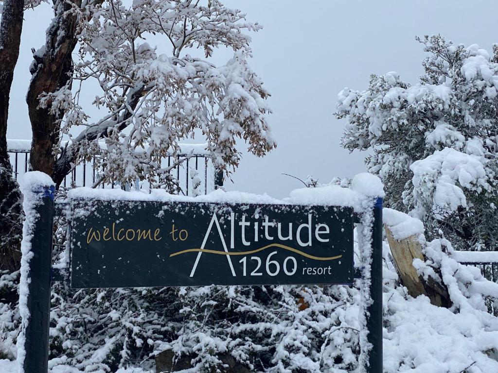 金德拜恩海拔1260山林小屋的雪地办公室入口的标志