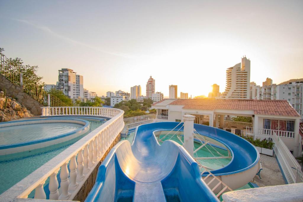 GairaAventureros 360 Alojamiento & Tours的一座城市背景建筑上的水滑梯