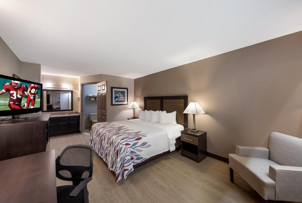 杰斯帕Red Roof Inn Jasper的配有一张床和一台平面电视的酒店客房