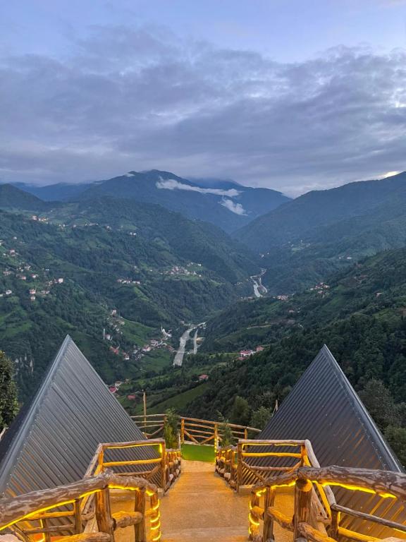 贾马里海姆森Nirvana dağ evleri的享有山谷和山脉及长凳的景色