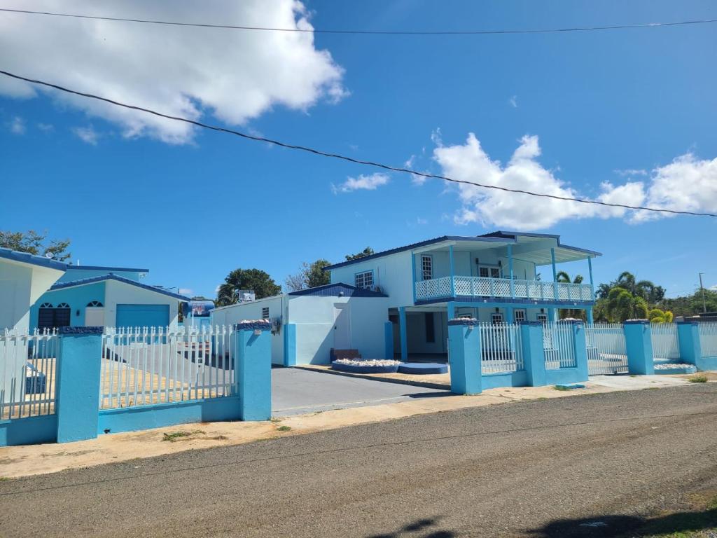 卡沃罗霍MAVS COMBATE BEACH CLUB的房屋前的蓝色围栏