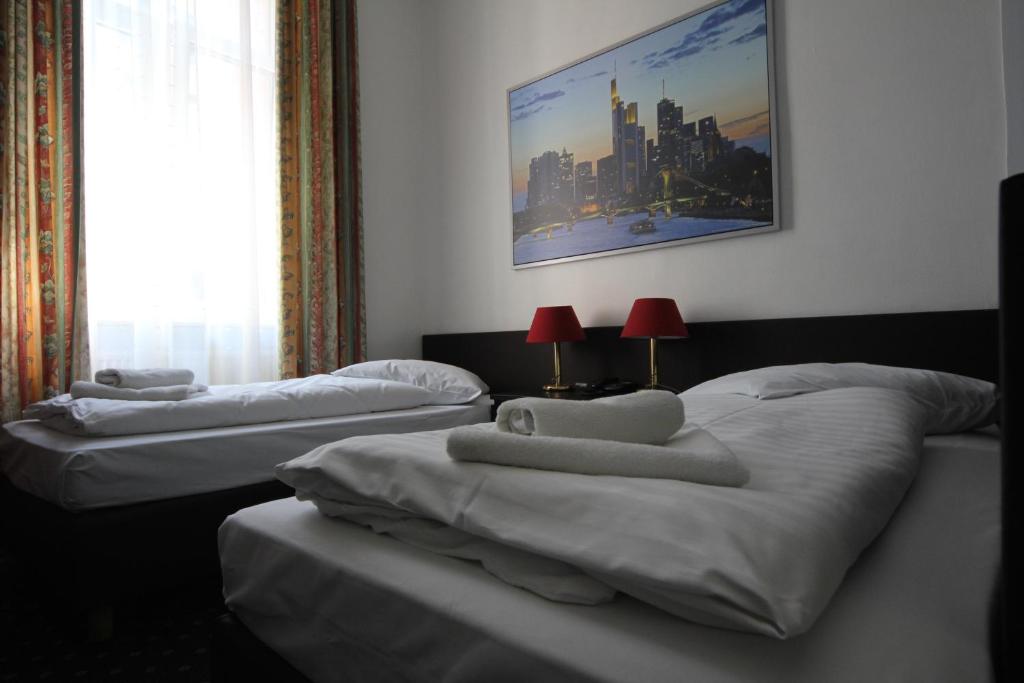 美因河畔法兰克福卡尔顿酒店的一间房间里三张床的组合