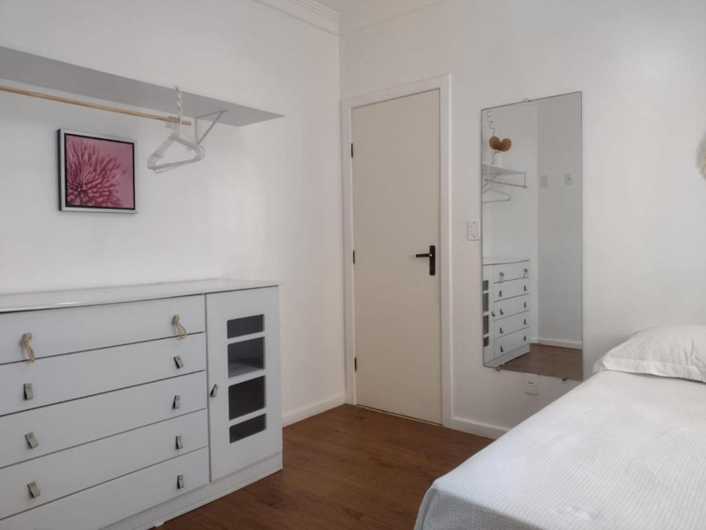 塞拉Leotel hospedagem的卧室配有白色梳妆台和镜子