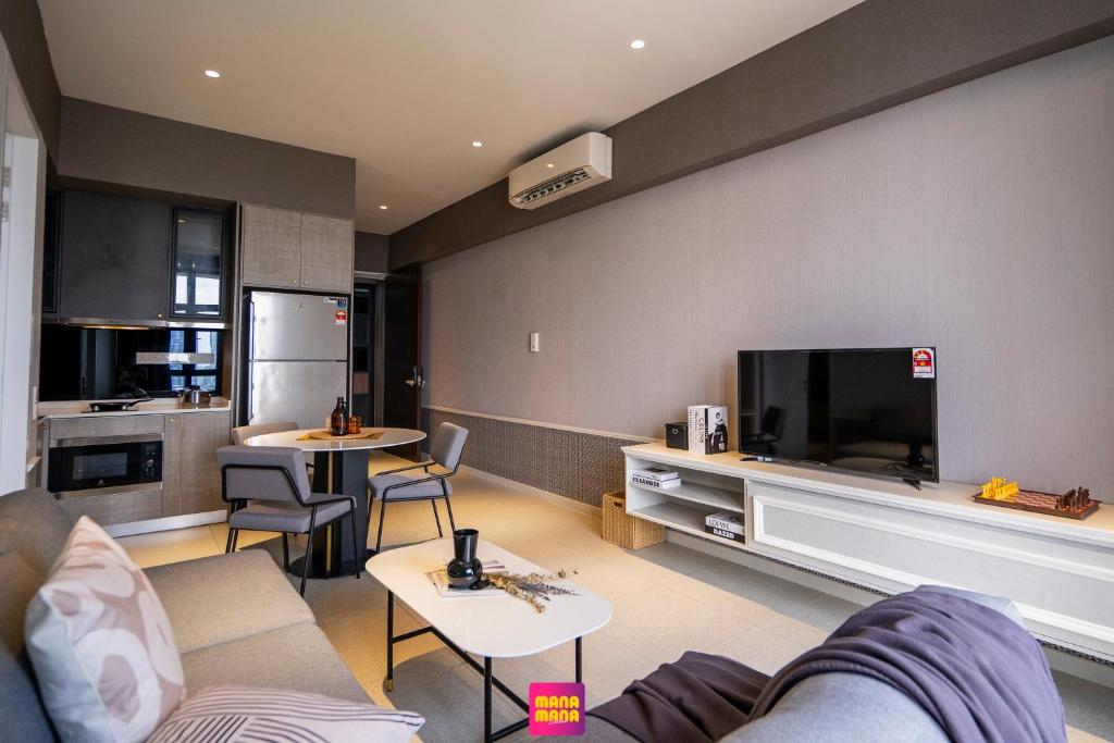 吉隆坡Millerz Square Mana-Mana Suite的带沙发和平面电视的客厅