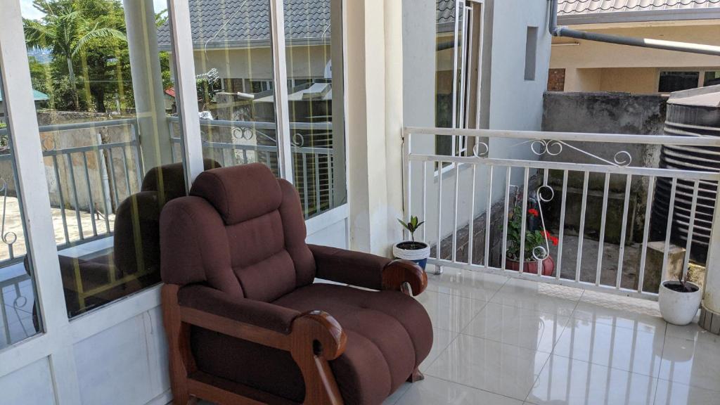 RubavuIgnite guest and apartment的坐在门廊上的棕色摇椅