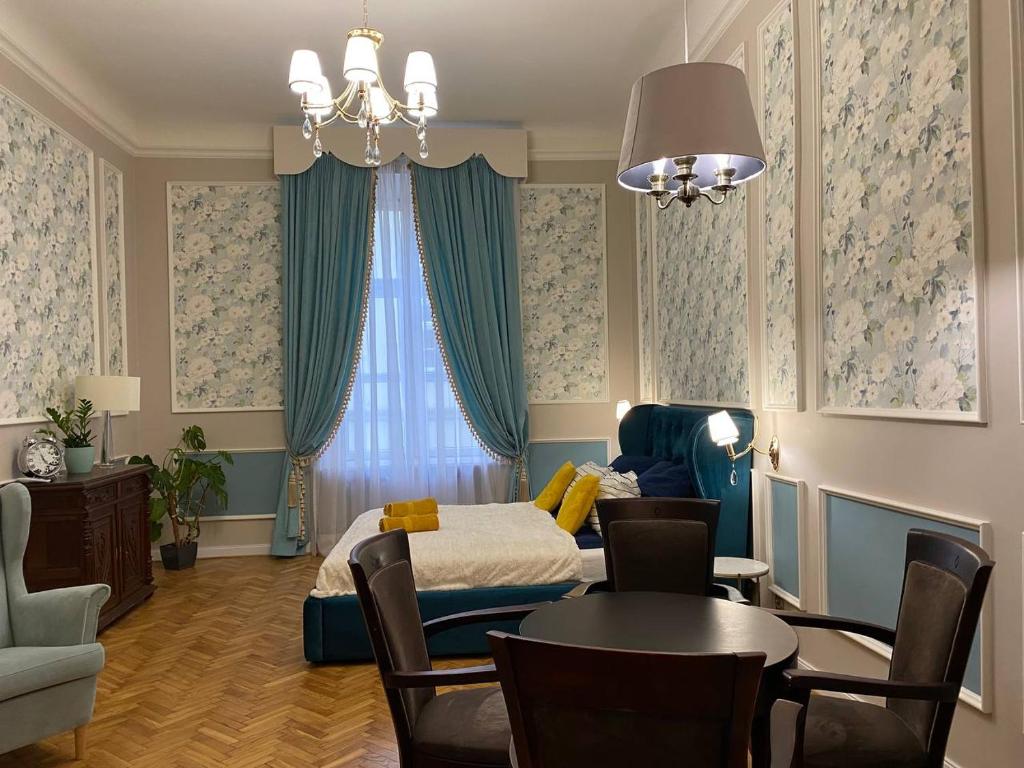 克拉科夫Radiance Residence的卧室配有一张床和一张桌子及椅子