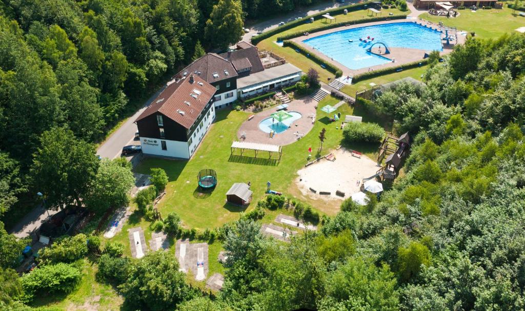 兰格尔斯海姆因姆坦奈格鲁德酒店的享有带游泳池的房屋的空中景致