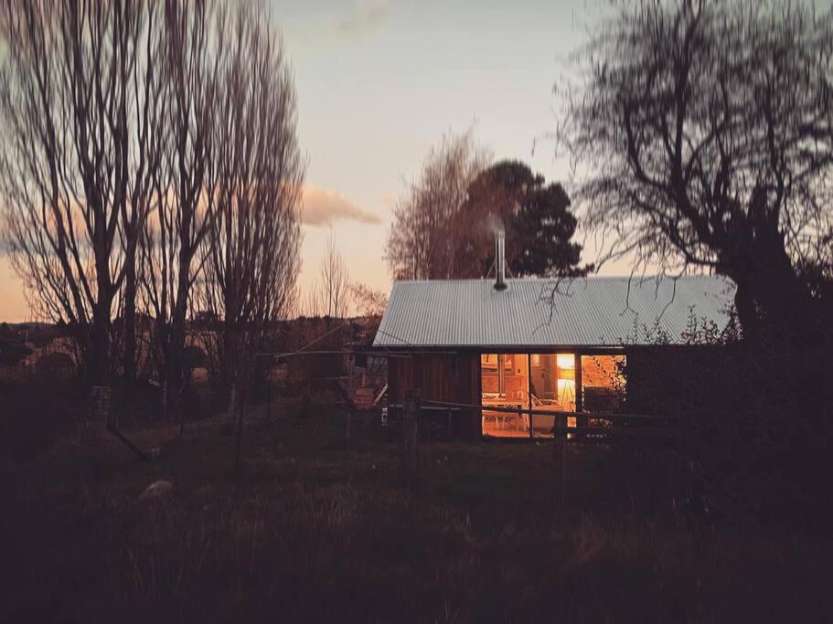 MoonbahJindabyne - Kia Ora Cabin Farmstay的一个带窗户的小小屋