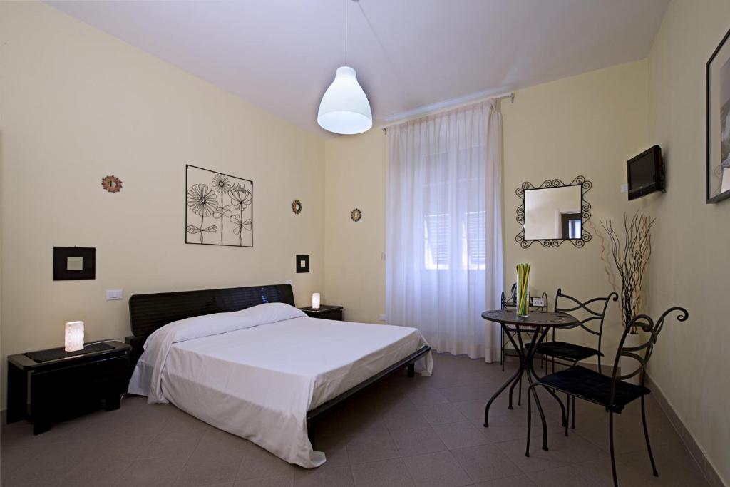 斯培西亚拉卡萨帝加布里埃拉酒店的一间卧室配有一张床和一张桌子