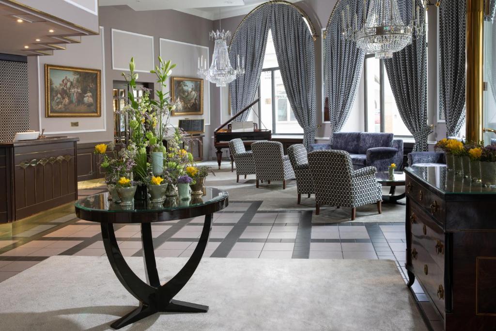 布拉格波西米亚大酒店的大堂设有鲜花桌