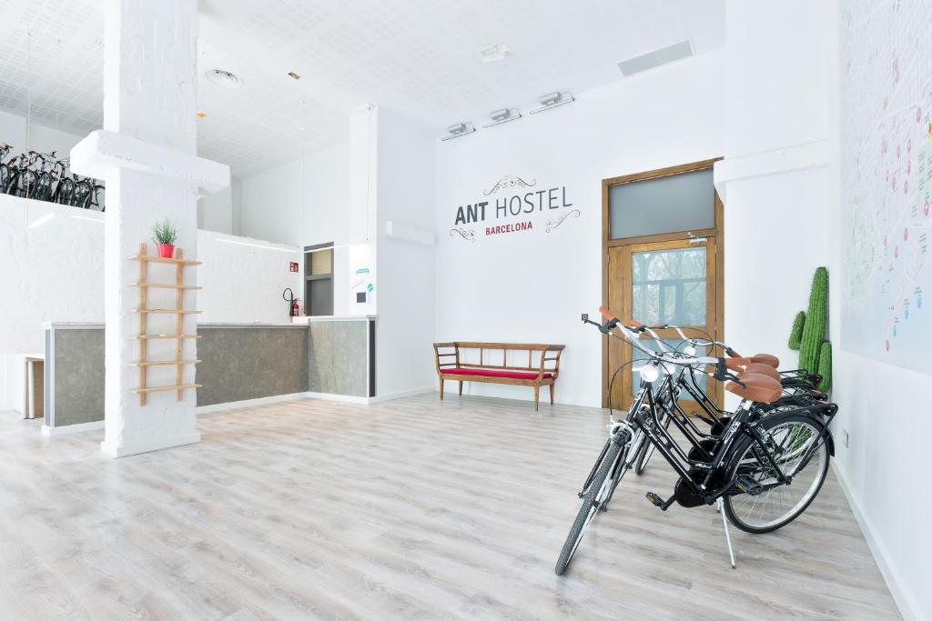 巴塞罗那巴塞罗那蚂蚁旅舍的停放在带厨房的房间的自行车