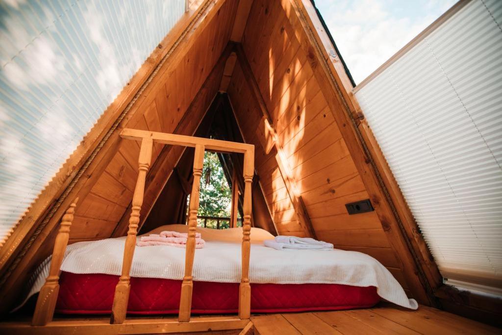 里泽Oruba bungalov的木屋小房间的一个床位