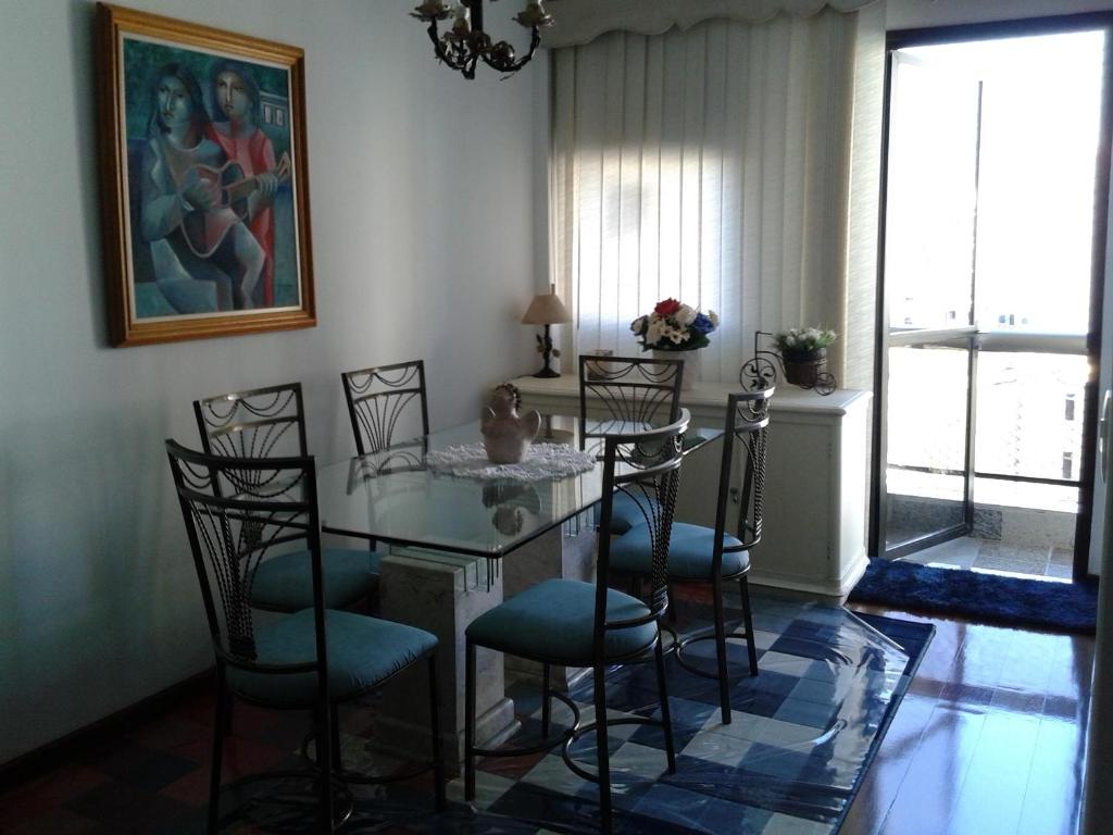 里约热内卢Hosts in Rio Homestay的一间设有玻璃桌和椅子的用餐室