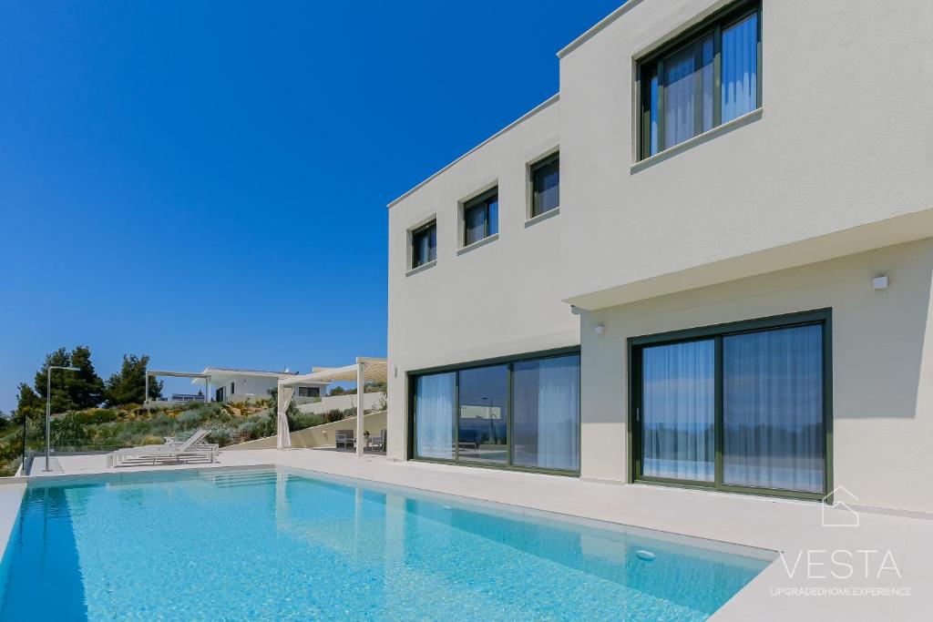 尼基季Olive Grove Suites - Villas with private pool and garden的房屋前的游泳池