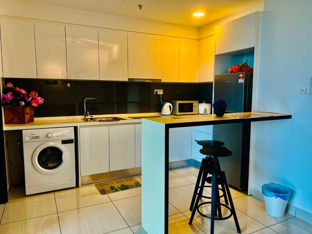 努沙再也Am almas suite studio的厨房配有水槽和洗衣机