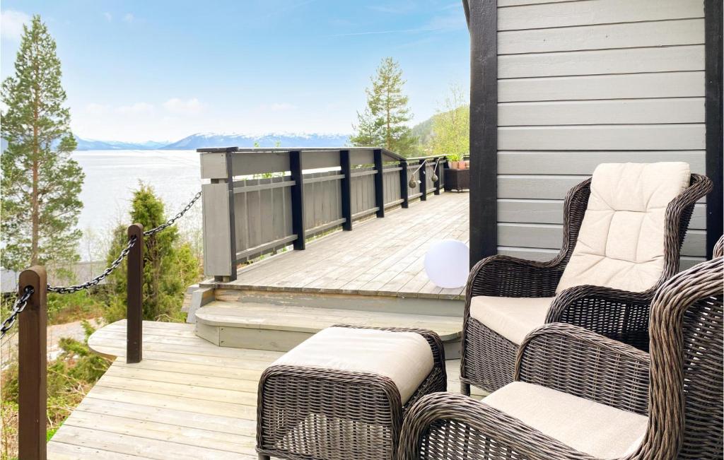 BøGorgeous Home In Bverfjord With Wifi的一个带柳条椅的门廊,享有水景
