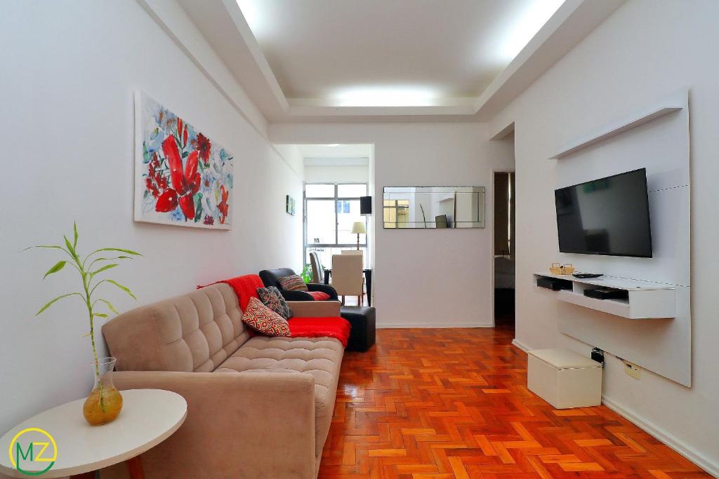 里约热内卢Confortavel 2 quartos no coração de Ipanema的带沙发和电视的客厅