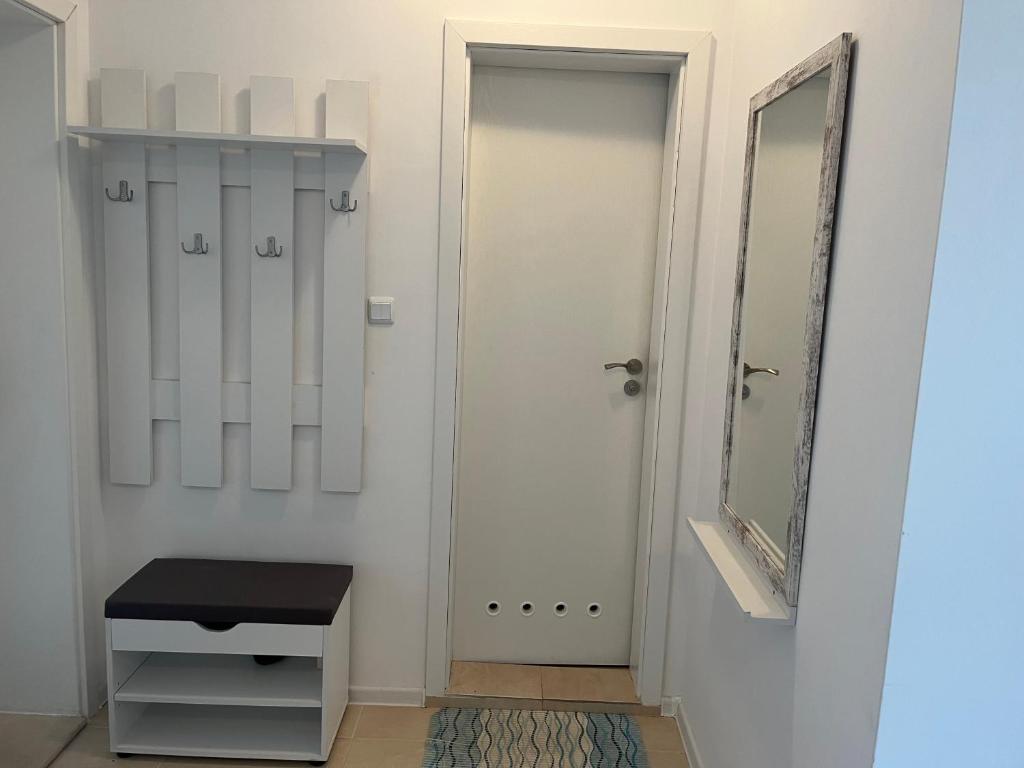 索佐波尔Green Life Beach Resort Paradise Apartment的浴室设有白色门和镜子