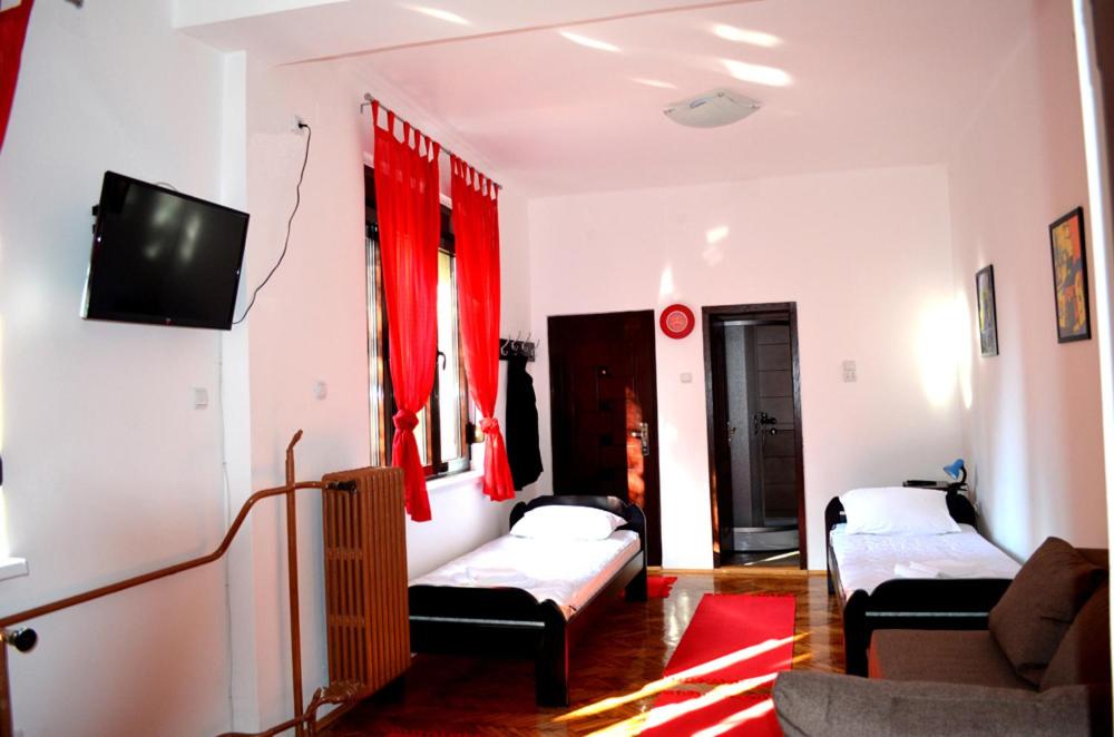 尼什Apartmants Night Lux的客厅配有两张床和一台平面电视