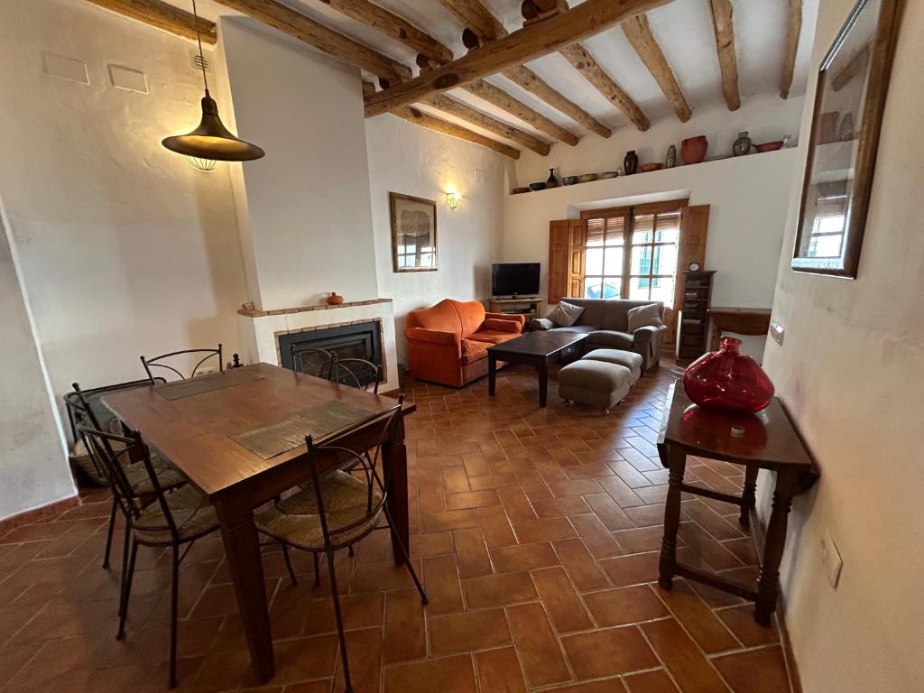 阿拉哈尔Campanario 3的客厅配有桌子和壁炉