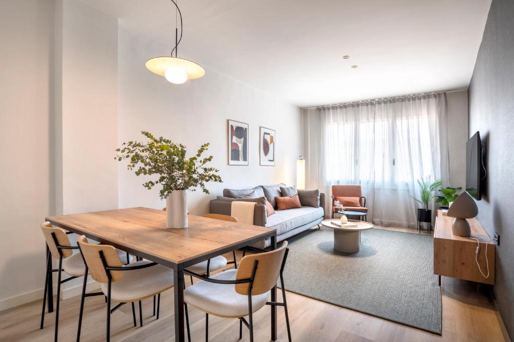 巴塞罗那Arrivo Apartments的客厅配有桌子和沙发