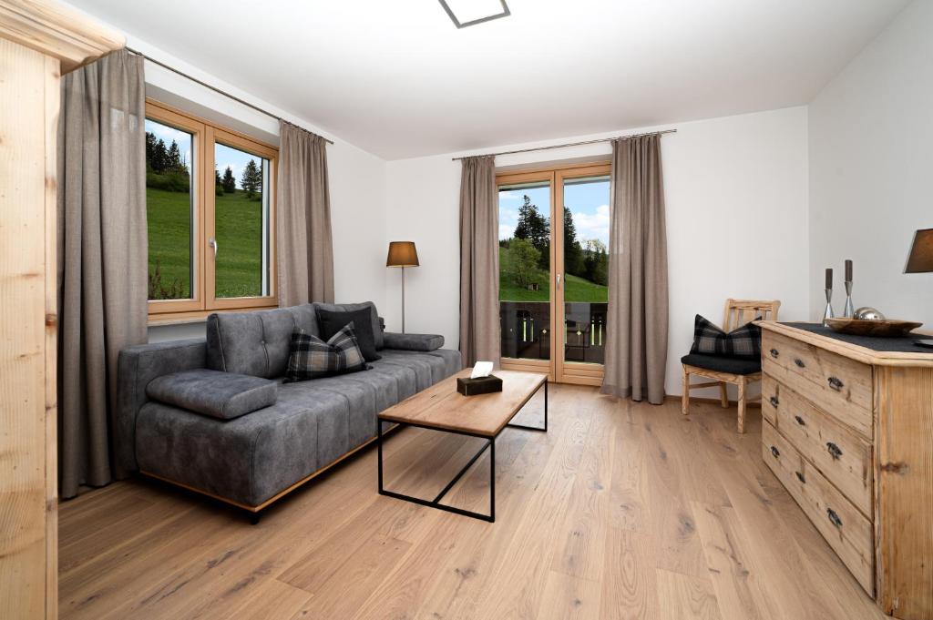 阿布特瑙Ferienappartements Schrattengut的客厅配有沙发和桌子