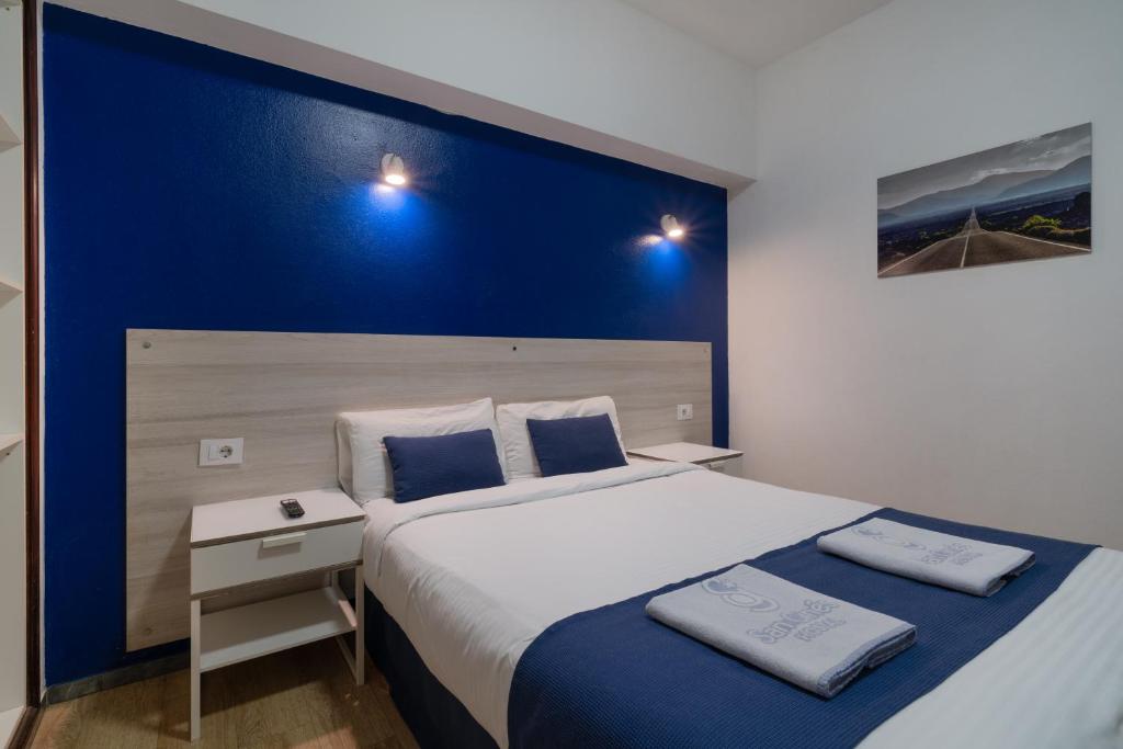 阿雷西费Hostal San Ginés的一间卧室设有一张蓝色墙壁的大床