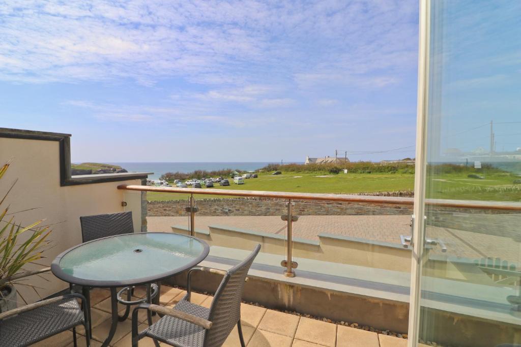 圣梅尔林SEA VIEWS, beachside apartment with balcony的阳台配有桌椅,享有海景。