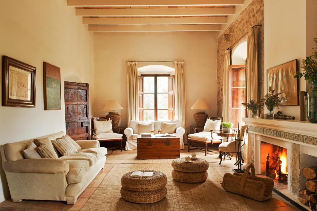 巴尔德莫萨巴尔德莫萨米拉伯酒店的带沙发和壁炉的客厅