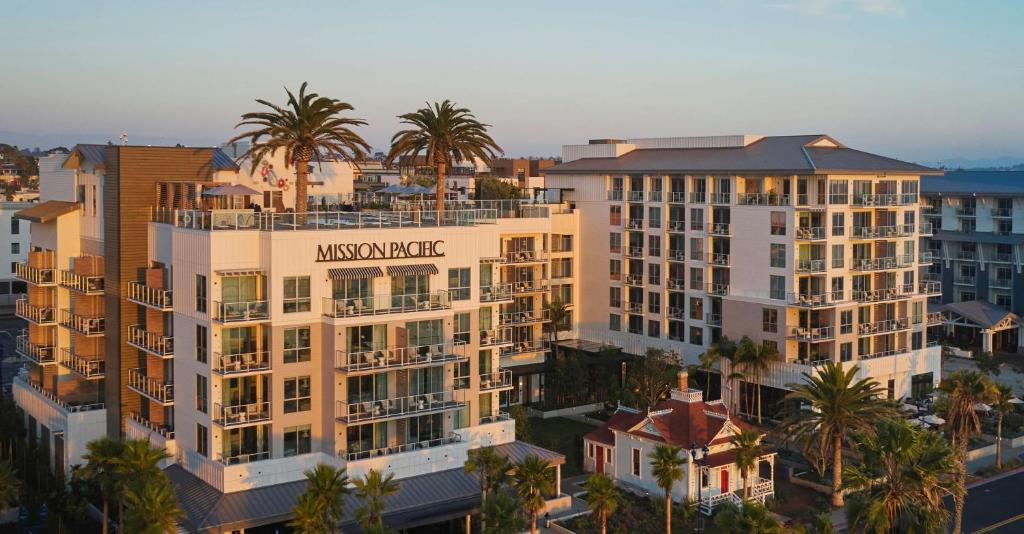 奥欣赛德Mission Pacific Beach Resort, part of JdV by Hyatt的棕榈树建筑的空中景观